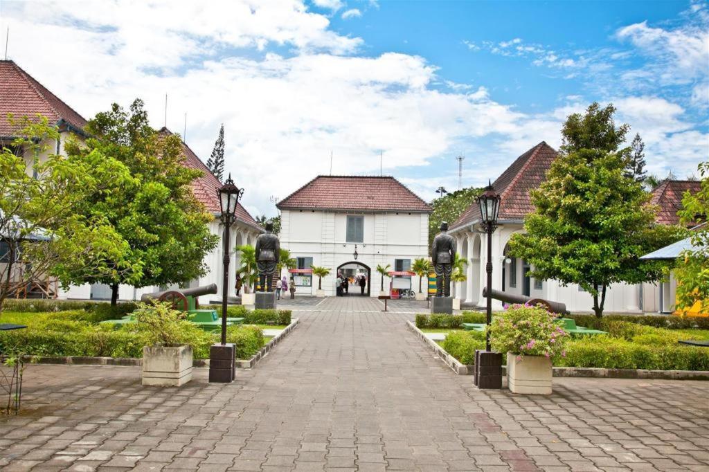 Oyo 91686 Triple S Hotel Malioboro Джок'якарта Екстер'єр фото